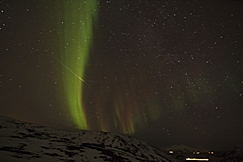 Kvaløya: Polarlicht mit hellem Meteor